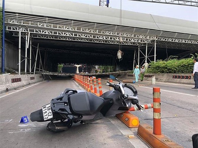 Sập giàn giáo cầu vượt đầu hầm Thủ Thiêm: Hôm nay, công an làm việc với tài xế xe gây sự cố