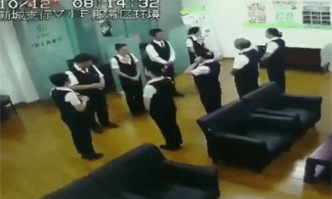 Clip: Trăn dài 1,5m bất ngờ ‘ghé thăm’ khiến nhân viên ngân hàng phát hoảng