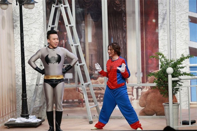 Clip: Hòa Minzy “song kiếm hợp bích” với Trấn Thành khiến Hoài Linh “cười bò”