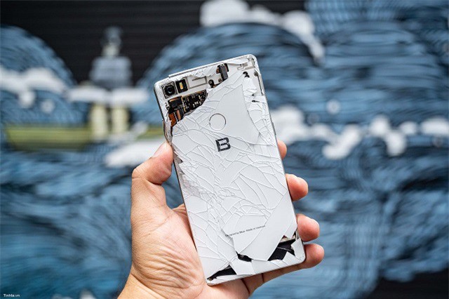 Clip: Test độ bền Bphone 3 và cái kết