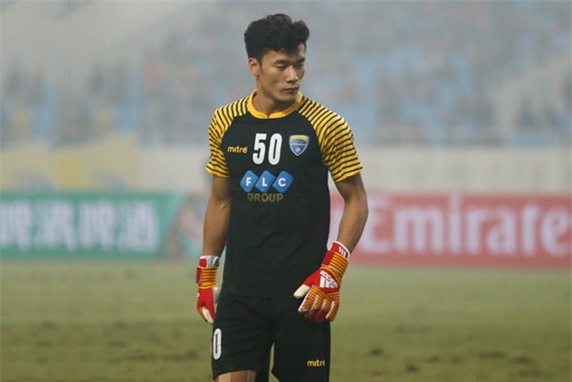 Clip: Tiến Dũng ‘dâng’ cúp Quốc Gia cho B.Bình Dương