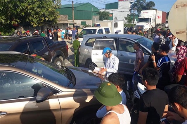 Dùng súng, kiếm truy sát nhau sau va chạm trên quốc lộ