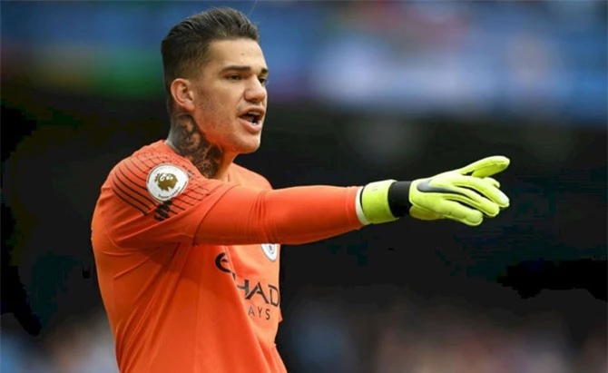 1. Ederson (Man City, số trận giữ sạch lưới: 5/8).