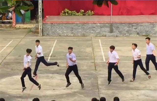 Clip: 'Sốt' với cảnh nhóm nam sinh nhảy sexy chào mừng ngày 20/10