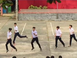 Clip: 'Sốt' với cảnh nhóm nam sinh nhảy sexy chào mừng ngày 20/10