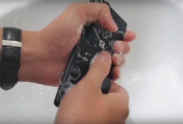 Clip: Test khả năng chống nước, ‘tắm’ xà bông của Bphone 3