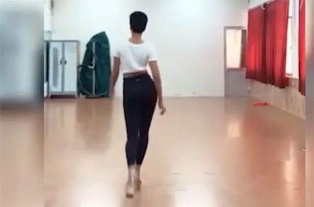 Clip: Hoa hậu H'Hen Niê trổ tài catwalk khoe vòng 3 cực nóng bỏng