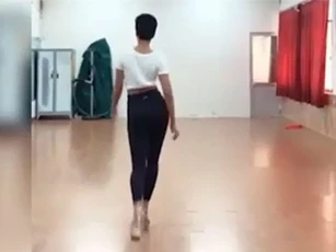 Clip: Hoa hậu H'Hen Niê trổ tài catwalk khoe vòng 3 cực nóng bỏng