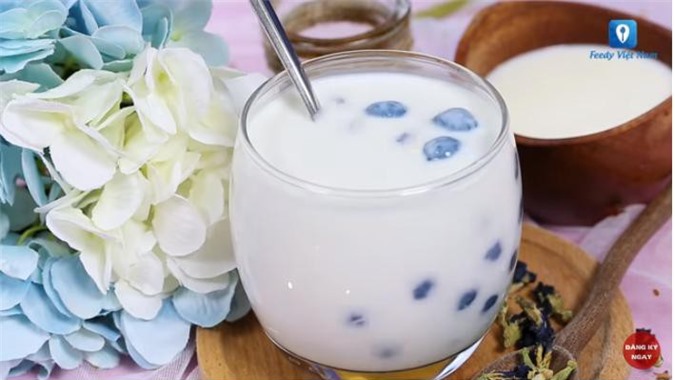 Clip: Cách làm sữa tươi trân châu hoa đậu biếc mát lịm 'ăn đứt' hàng quán