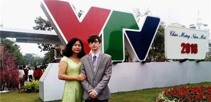 Gia thế quyền lực của MC người Nga điển trai ở VTV4