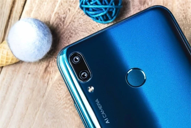 Bộ đôi camera sau của Huawei Enjoy 9 Plus có độ phân giải 13 MP, khẩu độ f/1.8 cho khả năng lấy nét theo pha và 2 MP giúp chụp ảnh xóa phông. Hai máy ảnh này được trang bị đèn flash LED, quay video Full HD. 