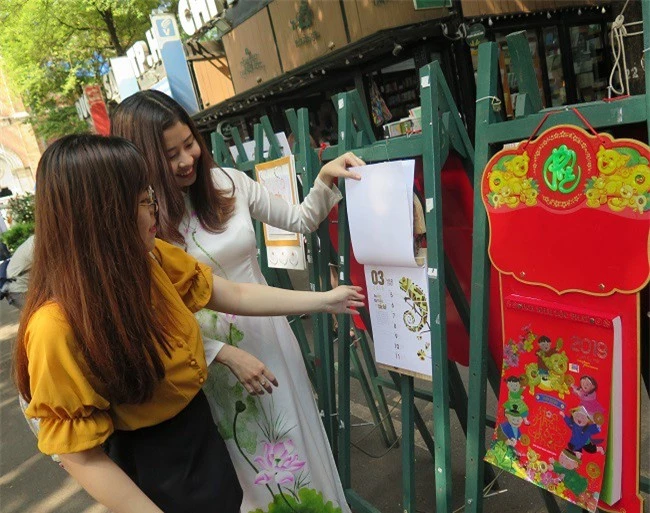 Người dân xem các bộ lịch xuân Kỷ Hợi 2019 của Lịch Xuân Phương Nam tại Đường sách TP.HCM trong ngày 17/10 (Ảnh: HL)