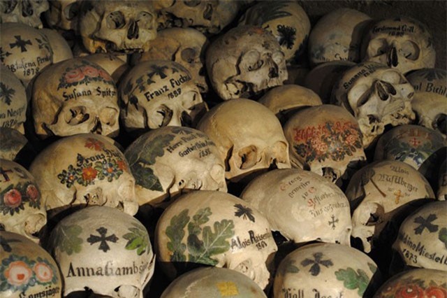 Bí mật ở nơi có hàng trăm hộp sọ được tô vẽ kỳ dị