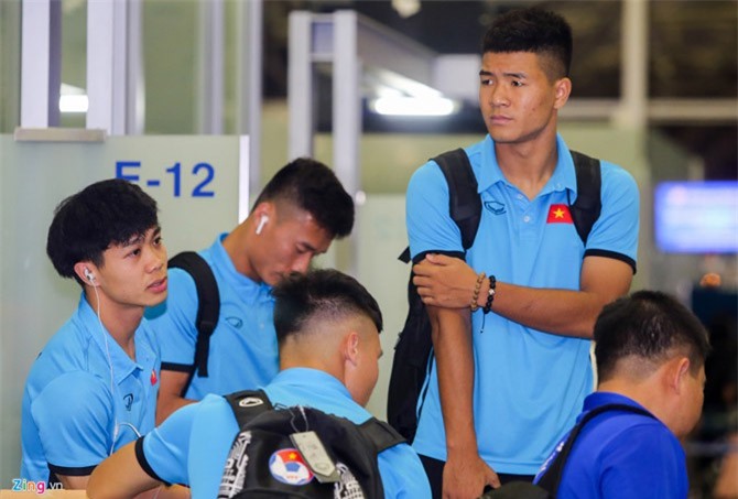 Công Phượng mệt mỏi, Đức Chinh trổ tài chụp ảnh ở sân bay