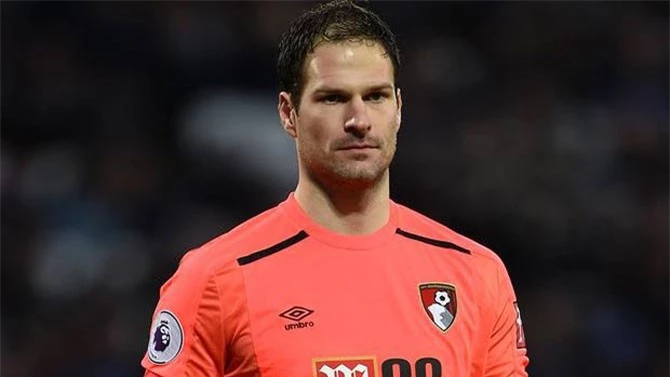 9. Asmir Begovic (Bournemouth, số trận giữ sạch lưới 2/8).