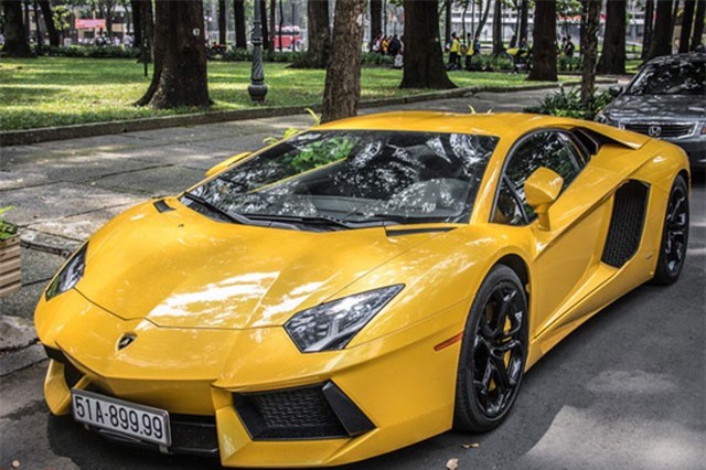 Loạt siêu xe biển đẹp tứ quý 9, tứ quý 8, hai ông thần tài lớn tụ hội tại Sài Gòn