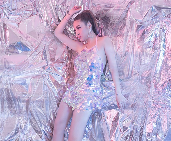 Pha Lê chơi trội với style 'giấu quần', 'quậy tưng' trong bộ ảnh mừng sinh nhật