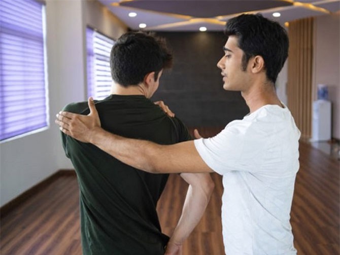 Vặn lưng nghe răng rắc có lợi hay hại cho sức khỏe?