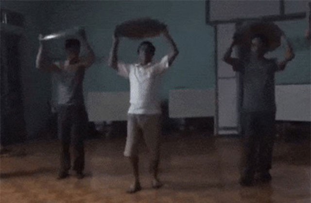 Clip: Các anh chồng mang mâm ra múa cực dẻo tặng chị em nhân dịp 20/10