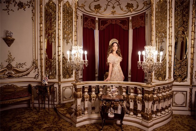 Lý Nhã Kỳ mặc như công chúa chụp ảnh trong lâu đài cổ