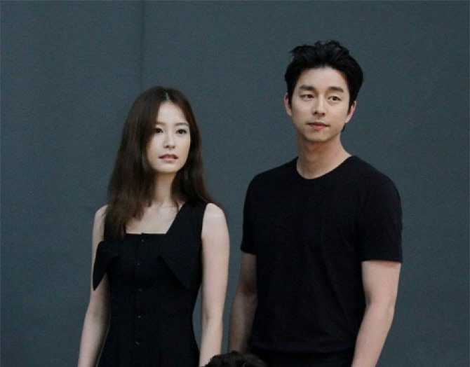 Từng bị đồn làm đám cưới, Gong Yoo - Jung Yoo Mi lại nắm tay nhau đóng vai vợ chồng