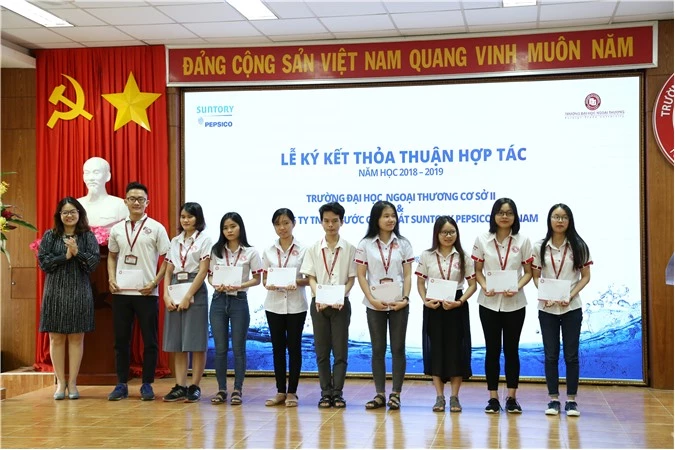 Bà Lương Thủy Tiên - Giám đốc Nhân sự - Bộ phận Phát triển Nhân tài trao học bổng cho sinh viên Cơ sở II