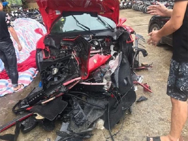 Chiếc siêu xe bị nát đầu sau vụ tai nạn - Ảnh: Otofun