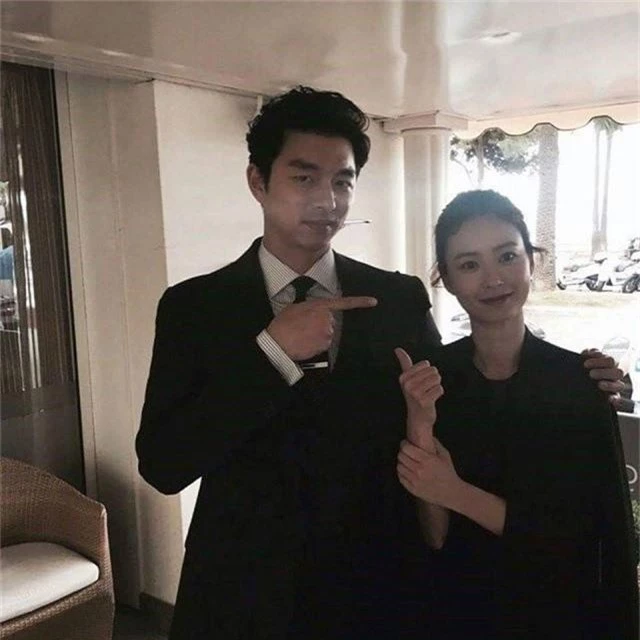 Từng bị đồn làm đám cưới, Gong Yoo - Jung Yoo Mi lại nắm tay nhau đóng vai vợ chồng - Ảnh 2.