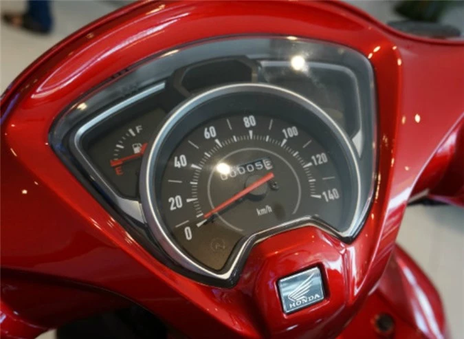 2019 Honda Vision Smartkey có thiết kế cụm đồng hồ sạch sẽ, bố trí hợp lý, các chi tiết quan sát rõ ràng với cụm đồng hồ tốc độ và đo quãng đường đi ở giữa, phía bên trái là chỉ số xăng và phía bên phải là chỉ báo đèn xe.