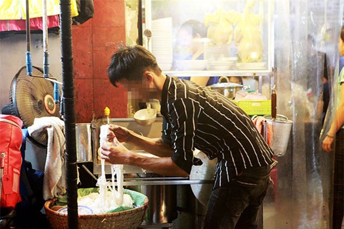 Những chuyện hãi hùng ở quán ăn, gần như ai cũng đã từng chứng kiến