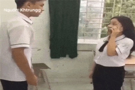 Clip: Bắt chước cảnh hắt điện thoại trong phim Hậu duệ mặt trời, nam sinh nhận cái kết “đắng”