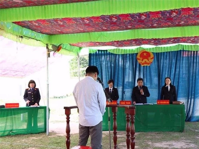 Phiên tòa lưu động xử người chống người thi hành công vụ Nguyễn Quang Khải sáng 10/02. (Ảnh: PLO)