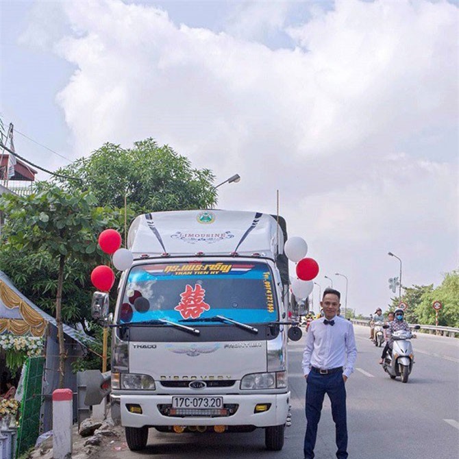 Chú rể Thái Bình đón dâu bằng "siêu xe" trong đó có cả xe chở lợn mà cả họ nhà gái cười lăn lộn