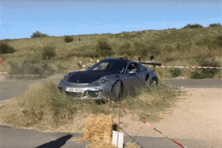 Clip: Siêu xe Porsche 911 GT3 RS mất kiểm soát, đâm thẳng vào bãi cỏ