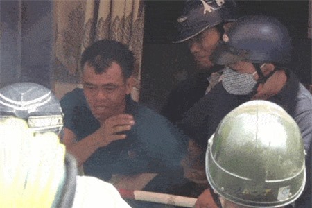 Clip: Khống chế tên cướp sau 3h cố thủ trong tiệm game ở Sài Gòn