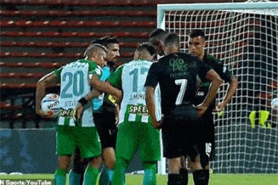 Clip: Dùng ‘thiết đầu công’ với đồng đội để tranh đá phạt