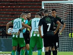 Clip: Dùng ‘thiết đầu công’ với đồng đội để tranh đá phạt