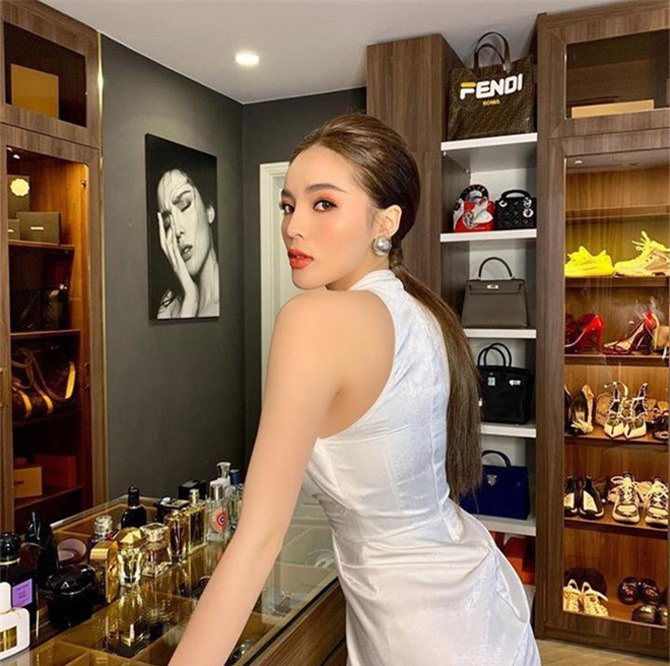 Hoa hậu Kỳ Duyên khoe căn phòng ngập hàng hiệu, không còn chỗ chứa