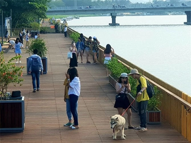 Giới trẻ Huế hào hứng với con đường đi bộ bằng gỗ lim dọc sông Hương