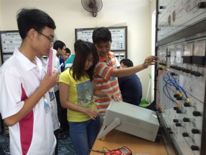 Trường ĐH Bách khoa TP.HCM: Sinh viên vào học từ 6 giờ sáng?