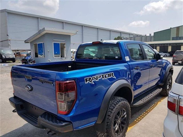 Cận cảnh Ford Ranger Raptor vừa 'đổ bộ' về Việt Nam. Sau khi ra mắt tại triển lãm ô tô VMS 2018, bán tải hiệu suất cao Ford Ranger Raptor sẽ bắt đầu được giao tới khách hàng ngay trong tháng 11/2018. (CHI TIẾT)