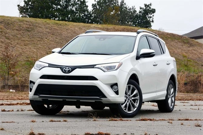 4. Toyota RAV4 (doanh số: 319.145 chiếc).