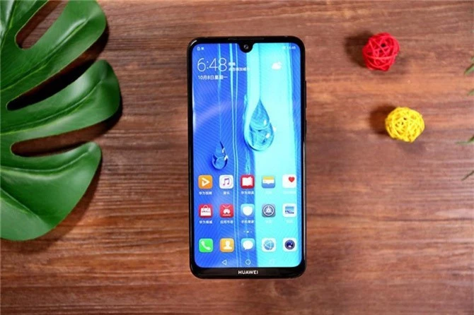 Huawei Enjoy Max sử dụng tấm nền màn hình IPS kích thước 7,12 inch, độ phân giải Full HD Plus (2.244x1.080 pixel). Màn hình này được chia theo tỷ lệ 18,7:9, bảo vệ bởi kính cường lực vát cong 2,5D.