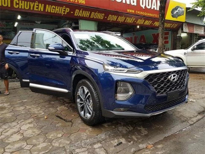 Hyundai SantaFe 2019 xuất hiện trên phố tại Hà Nội. Hình ảnh của chiếc Hyundai SantaFe thế hệ thứ 4 bất ngờ được khi lại trên đường phố Hà Nội. Được biết, nếu không có gì thay đổi, vào tháng 11 tới đây Hyundai SantaFe 2019 sẽ chính thức ra mắt thị trường Việt Nam. (CHI TIẾT)
