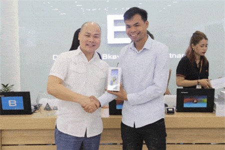 CEO Nguyễn Tử Quảng tận tay giao Bphone 3 cho khách hàng