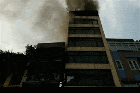 Clip: “Bà hỏa” thiêu rụi cửa hảng chăn ga gối đệm ở Nghệ An, thiệt hại khoảng 8 tỷ đồng