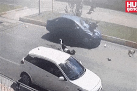 Clip: 'Kinh hoàng' cảnh ô tô 'húc văng' mẹ cùng 2 con gái 