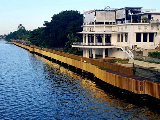 Đường đi bộ bằng gỗ lim nhìn từ cầu Phú Xuân