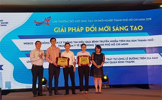 Đại diện Ban Tổ chức trao giải cho các tổ chức, cá nhân đạt Giải thưởng I-STAR 2018