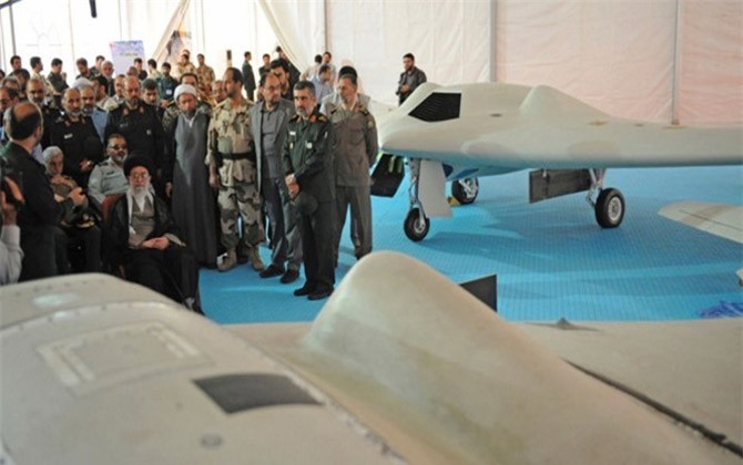 UAV của Iran lượn lờ trên tàu chiến Mỹ ở vùng Vịnh